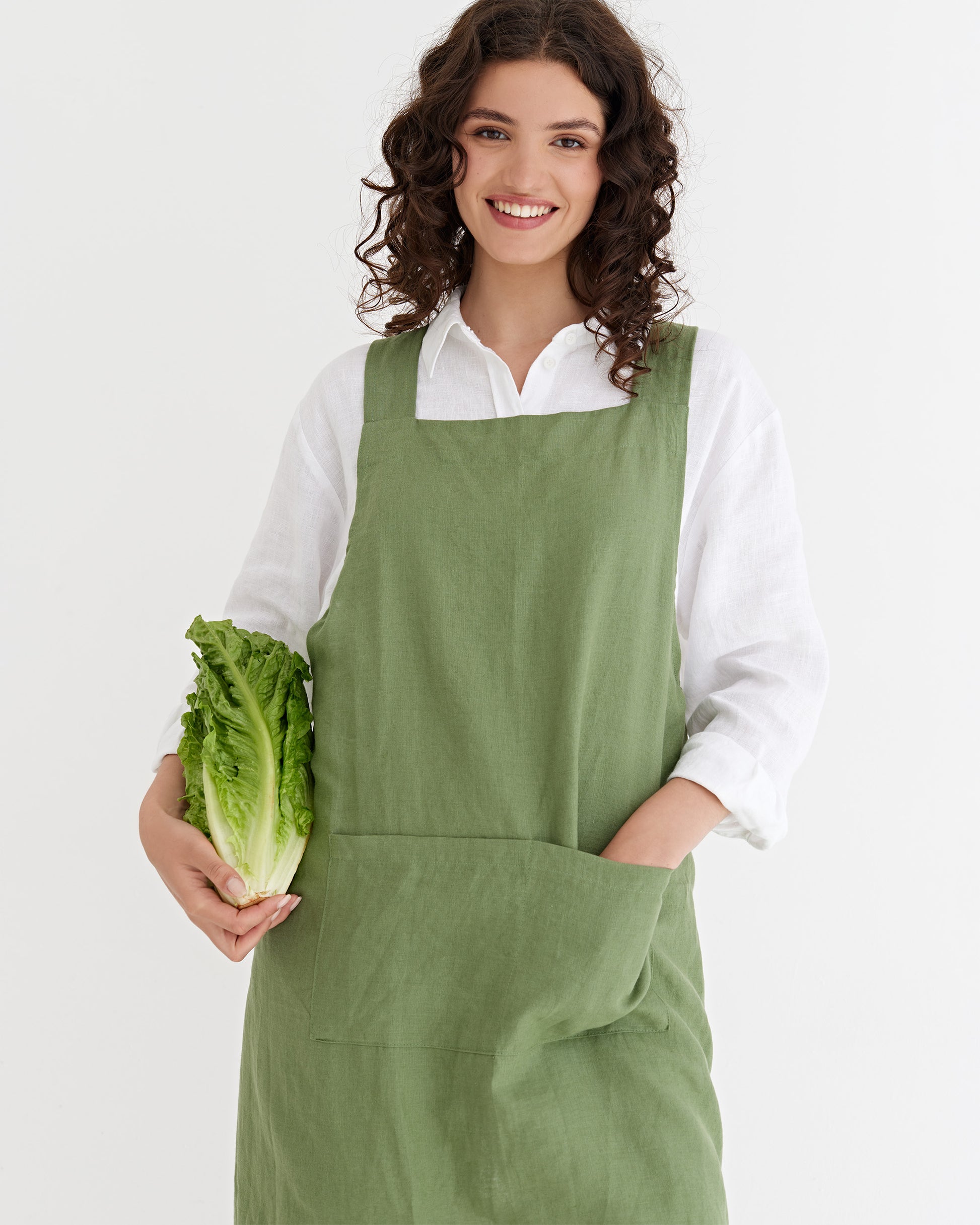 Pinafore cross-back linen apron in Forest green | MagicLinen
