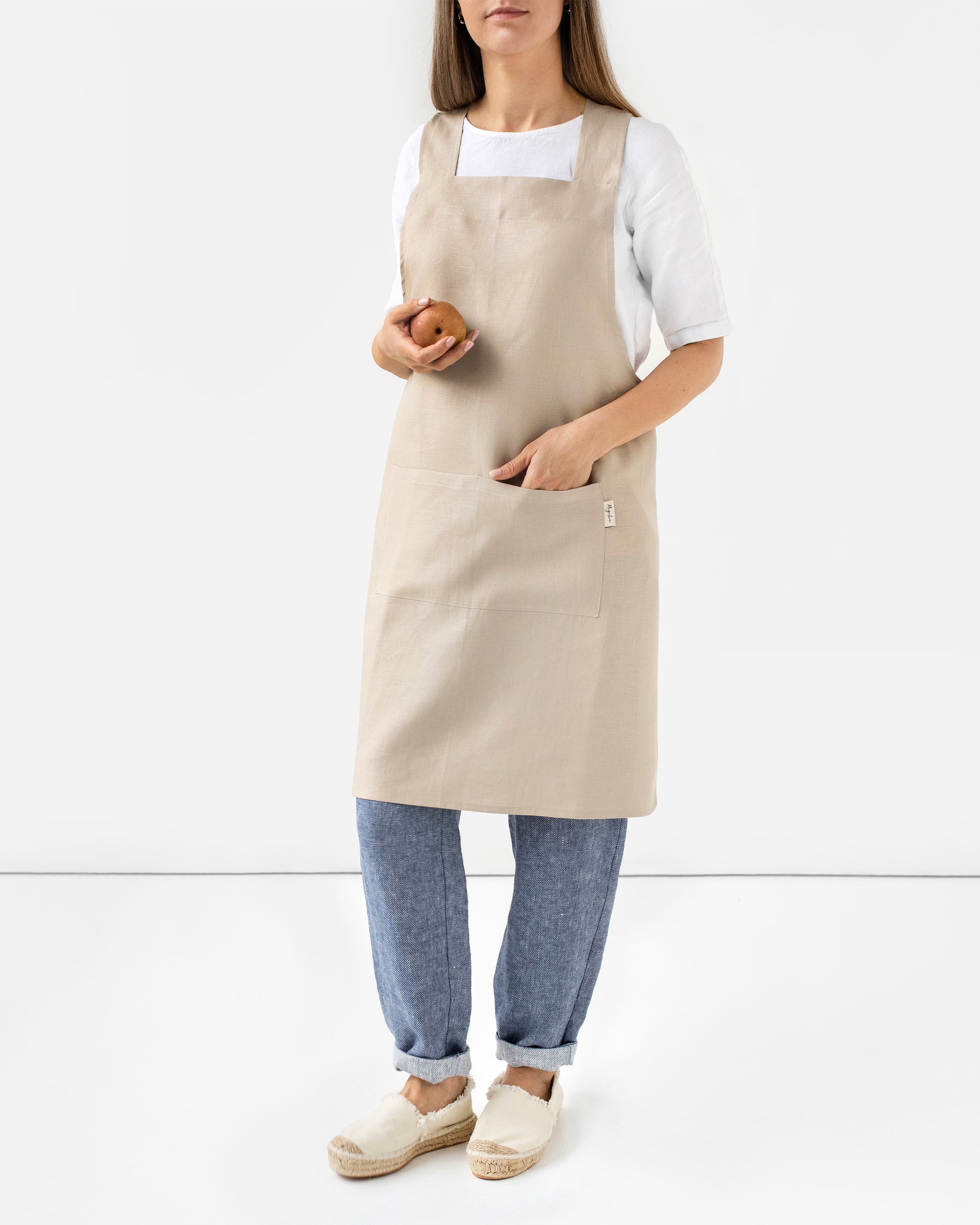 Pinafore cross-back linen apron in Natural linen | MagicLinen