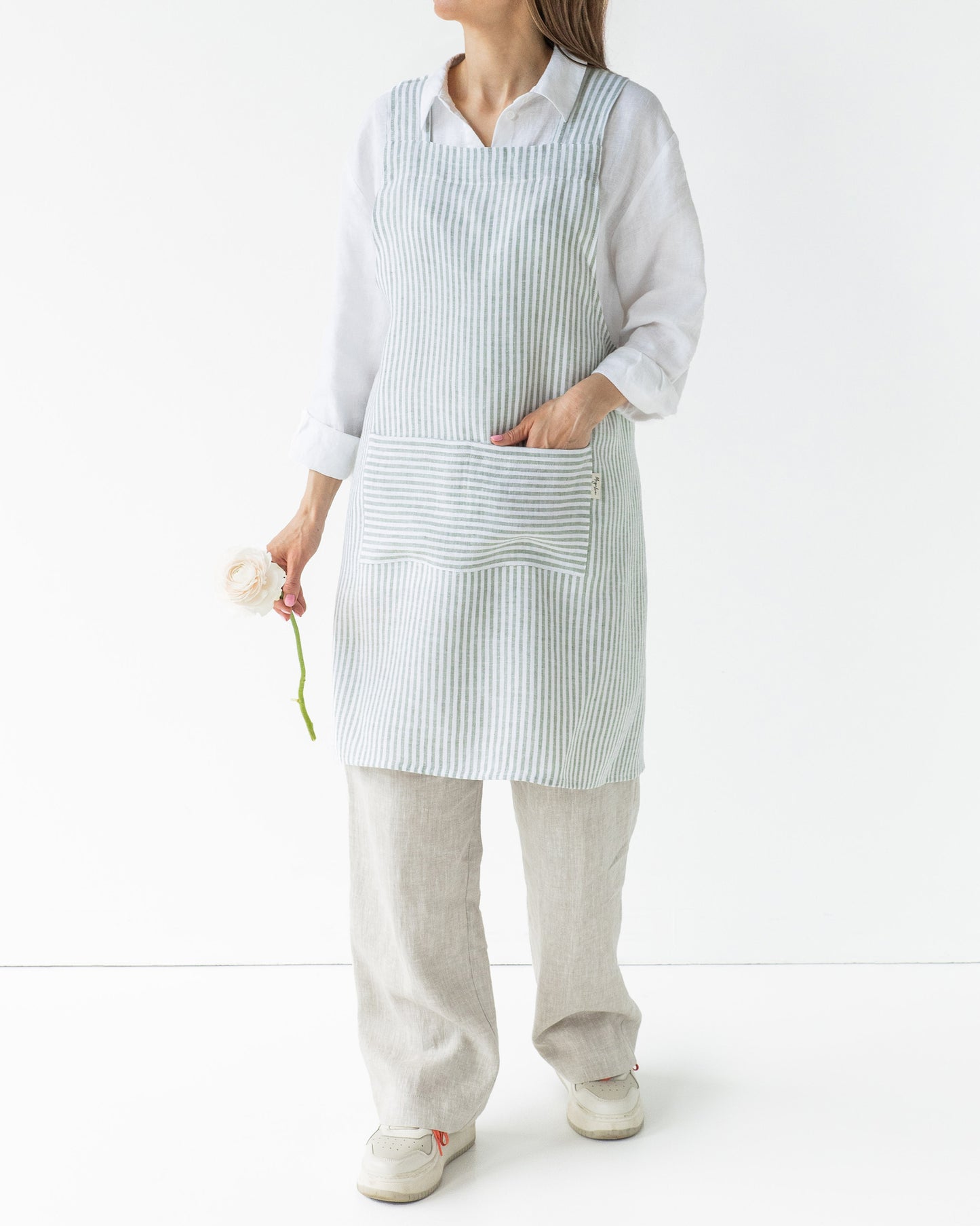 Pinafore cross-back linen apron in Striped in Forest green | MagicLinen