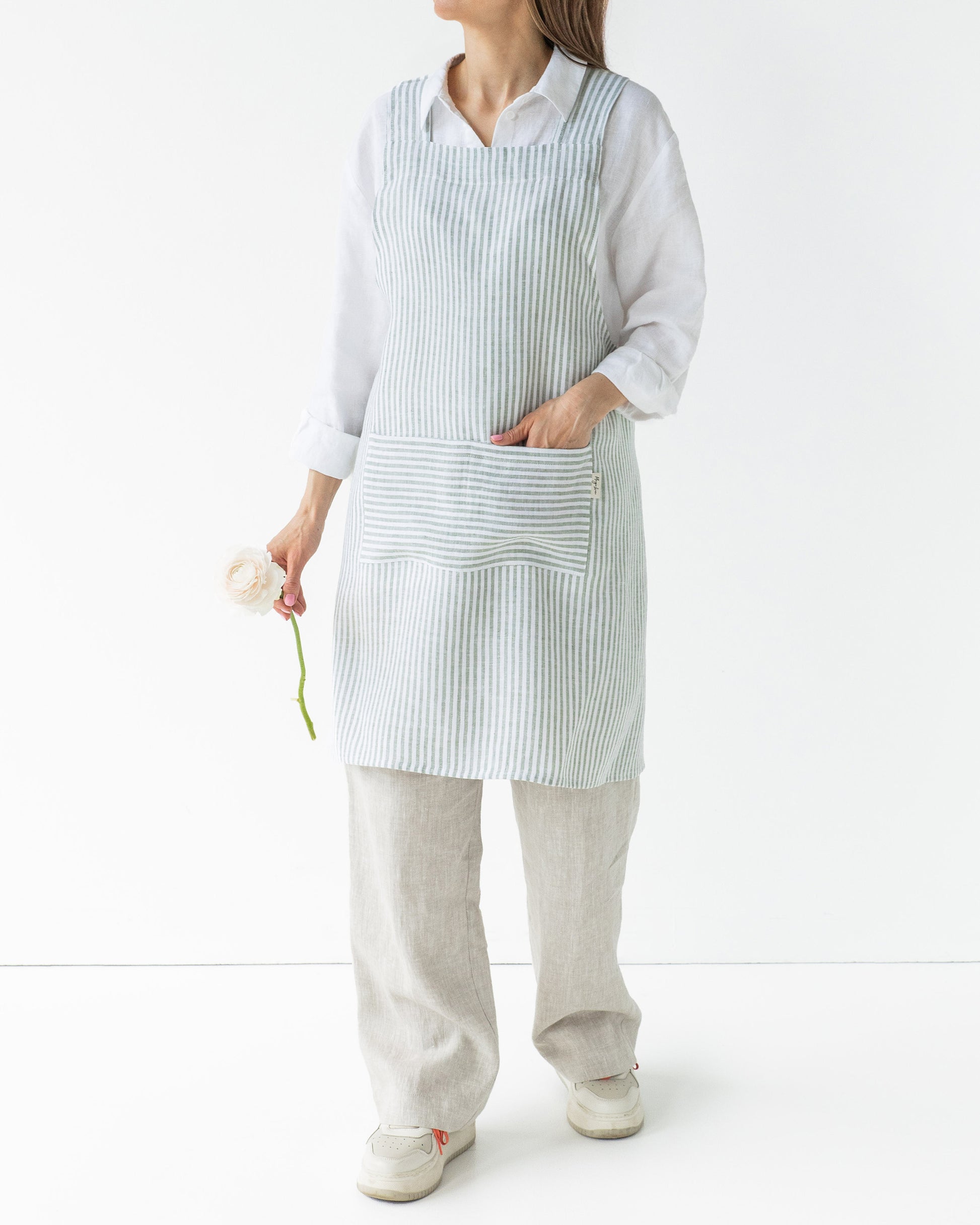 Pinafore cross-back linen apron in Striped in Forest green | MagicLinen