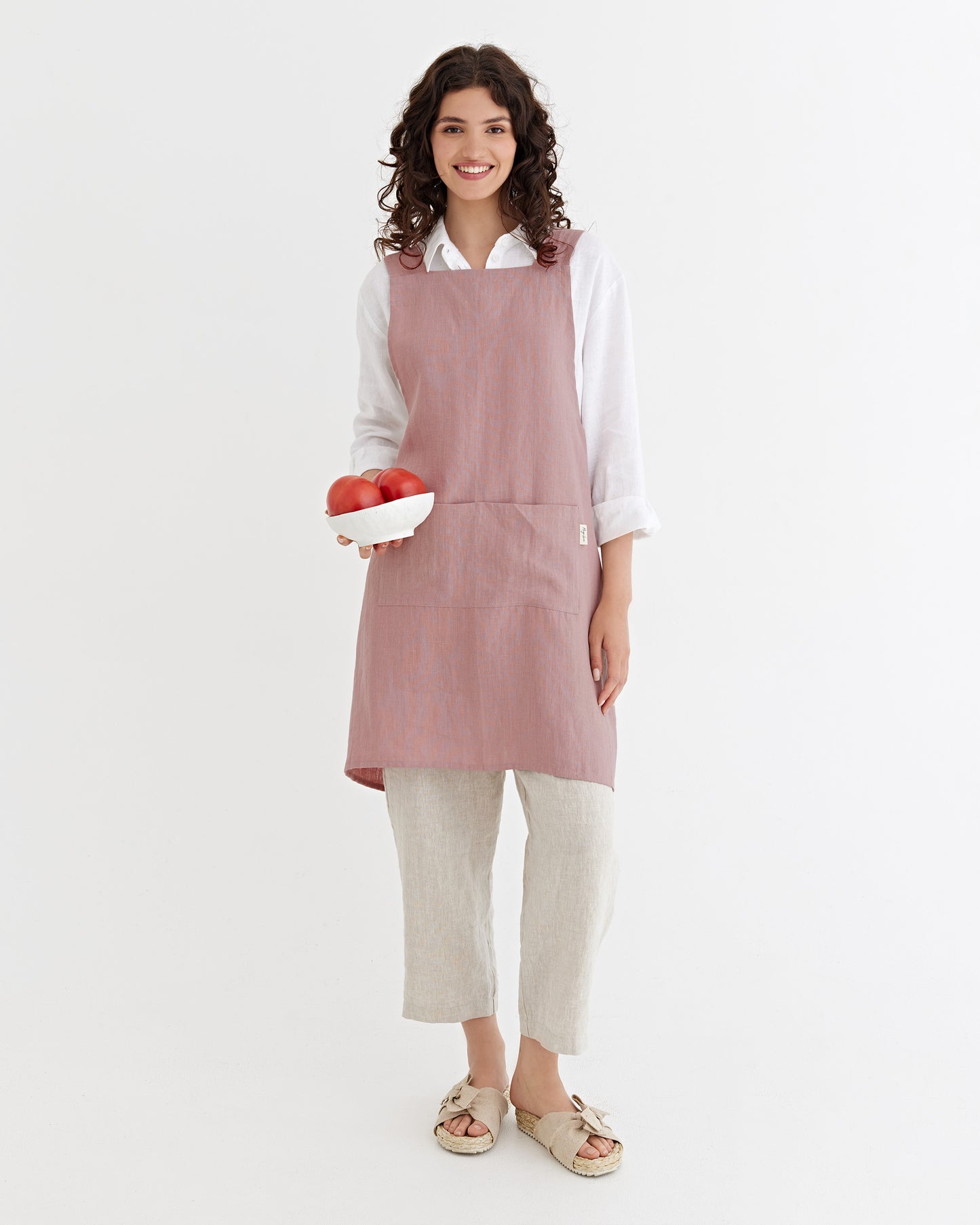Pinafore cross-back linen apron in Woodrose