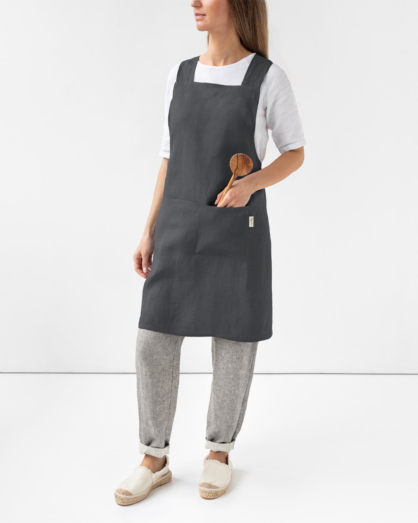Pinafore cross-back linen apron in Charcoal gray | MagicLinen