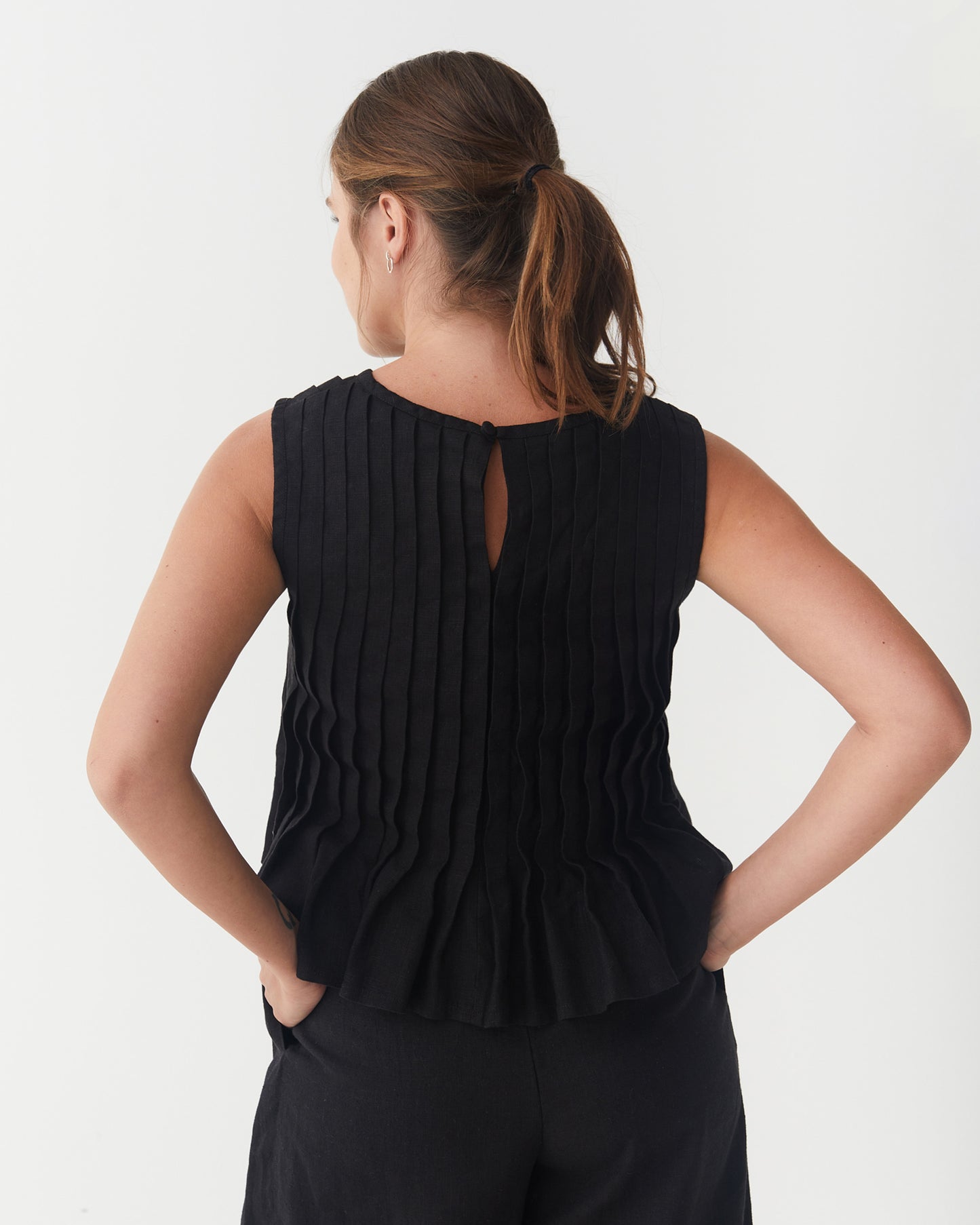 Pleated Sleeveless Linen Top MOOREA in Black | MagicLinen