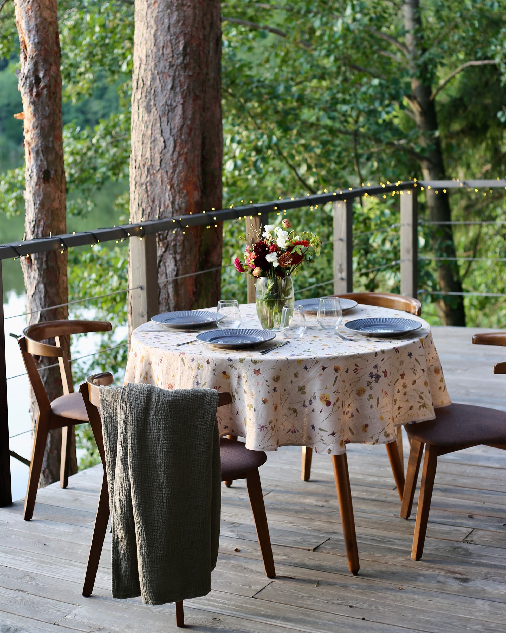 Round linen tablecloth in Botanical Print - MagicLinen