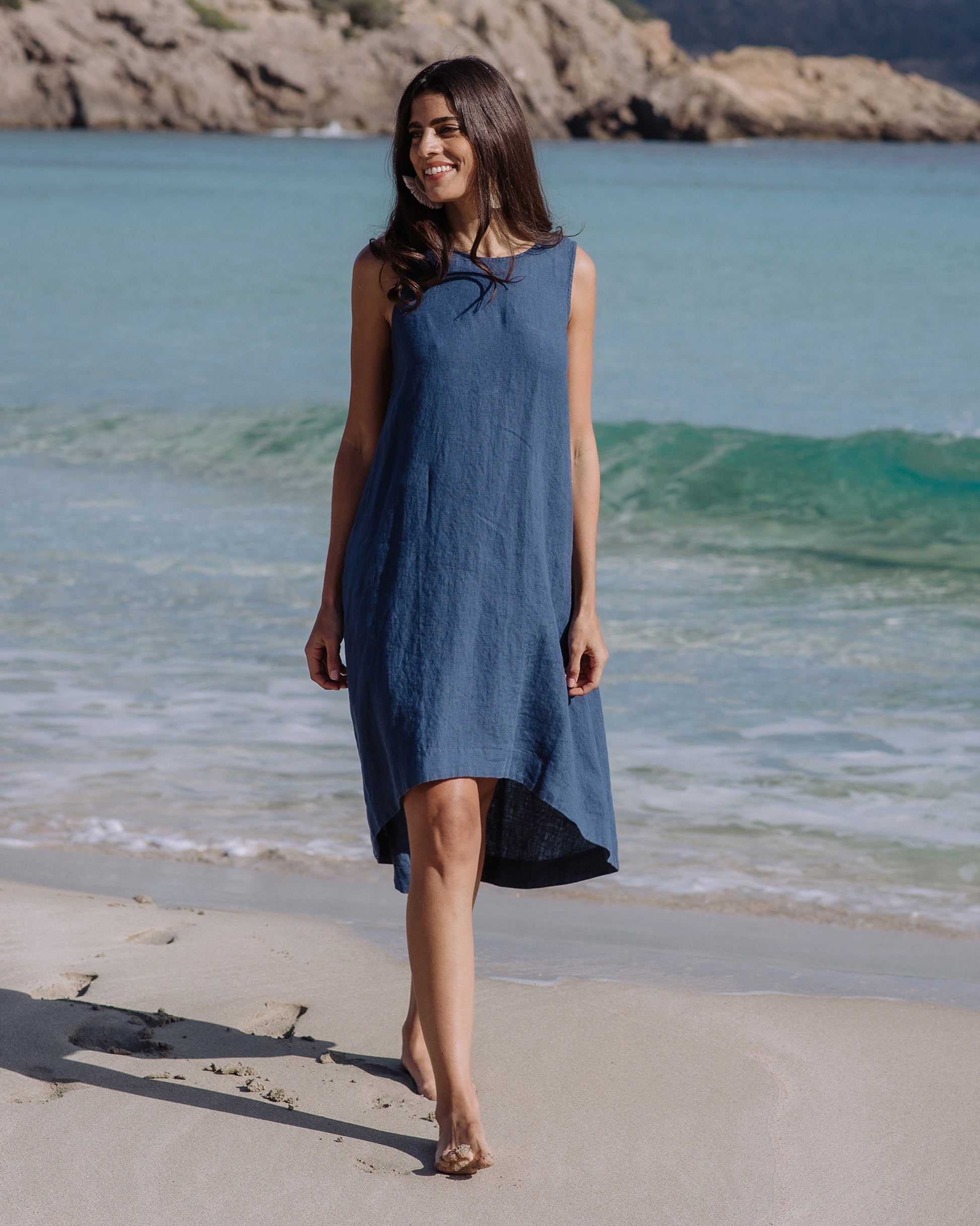 Royal Toscana Linen Dress in Deep navy blue | MagicLinen modelBoxOn2