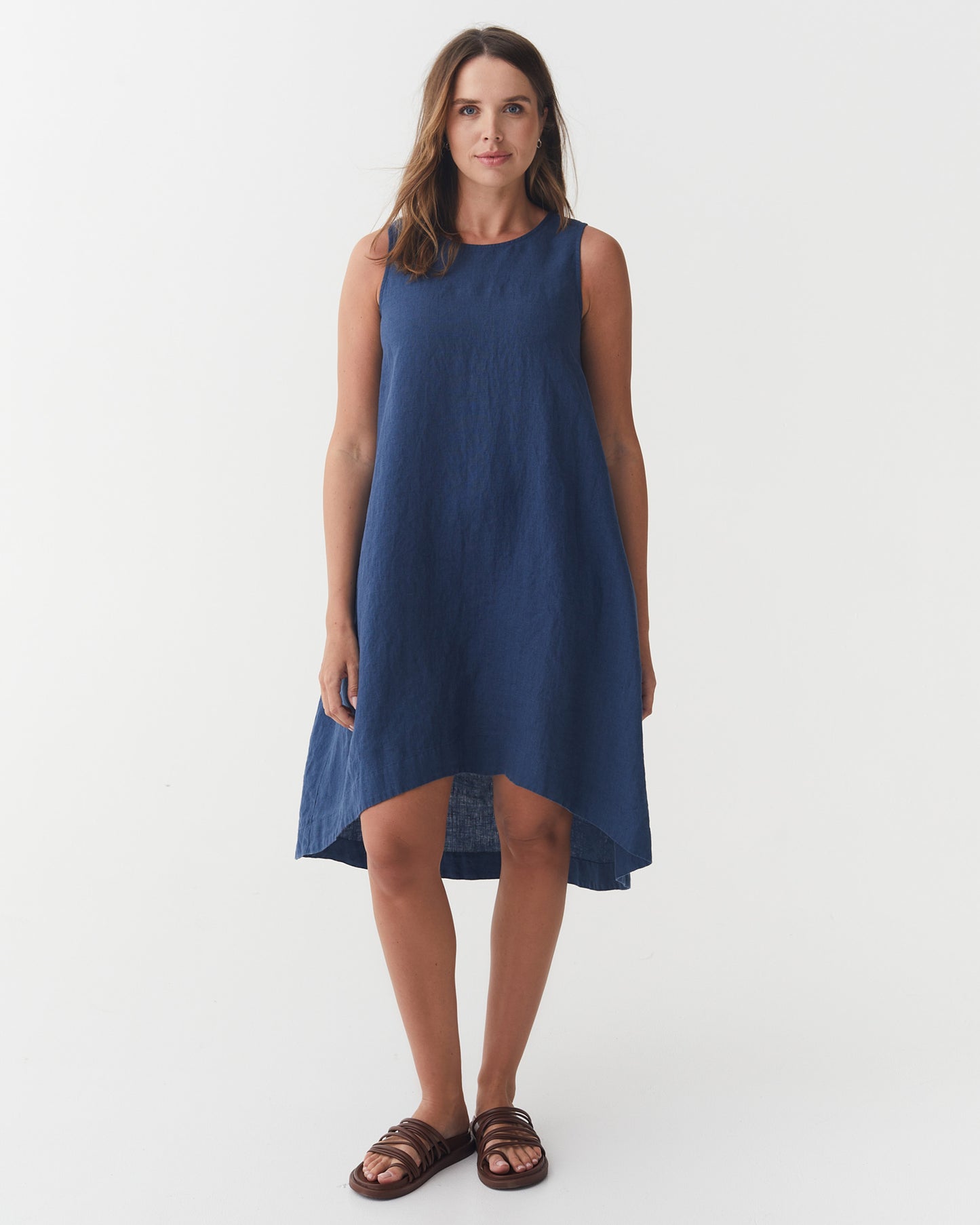 Royal Toscana Linen Dress in Deep navy blue | MagicLinen modelBoxOn