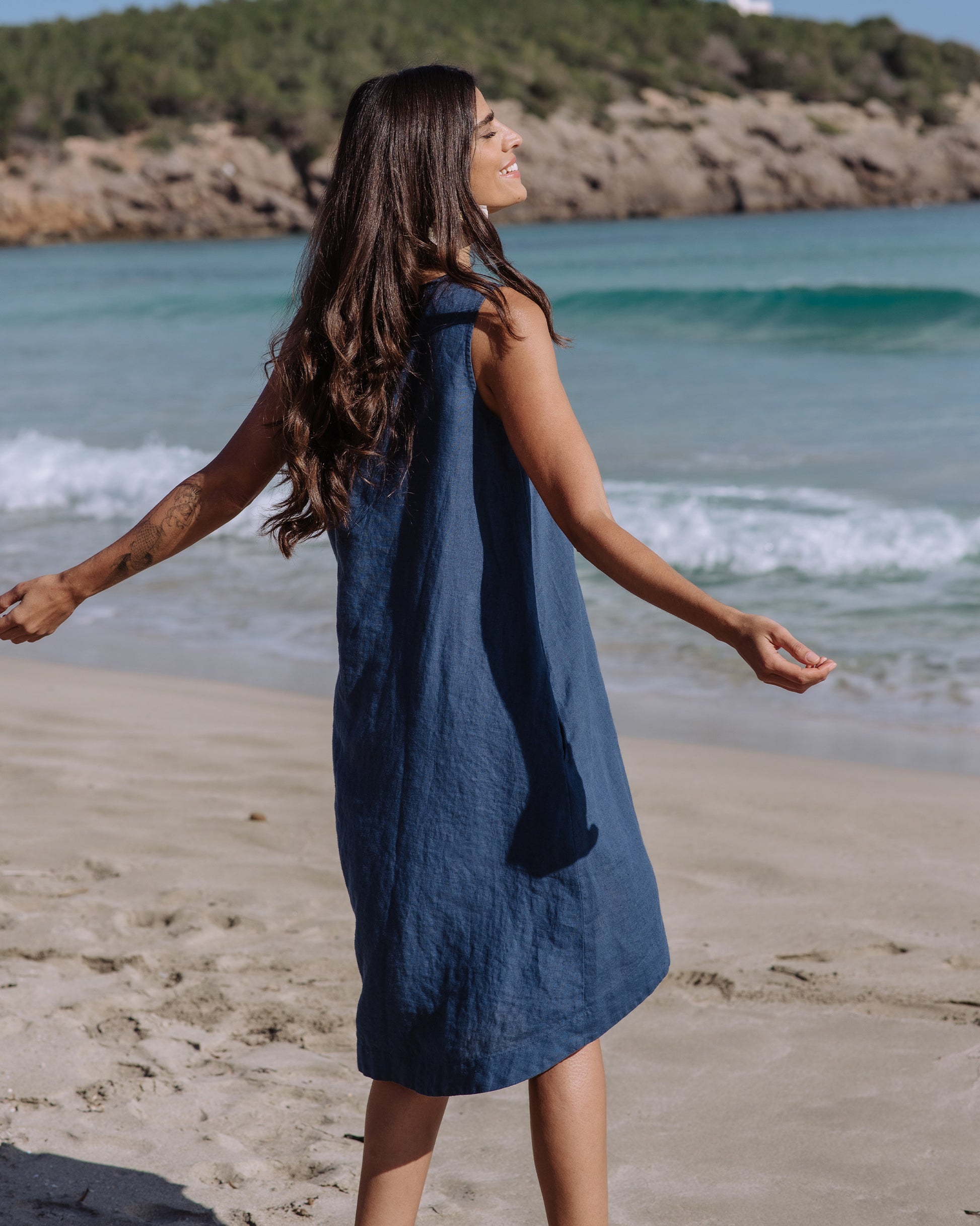 Royal Toscana Linen Dress in Deep navy blue | MagicLinen S Royal Toscana Linen Dress in Deep navy blue | MagicLinen S