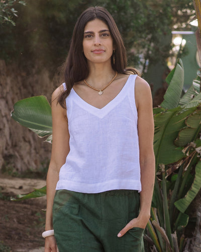 Sleeveless Linen Top DOURO in White | MagicLinen modelBoxOn2