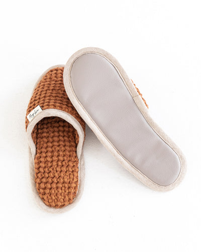 Waffle linen unisex slippers in Cinnamon