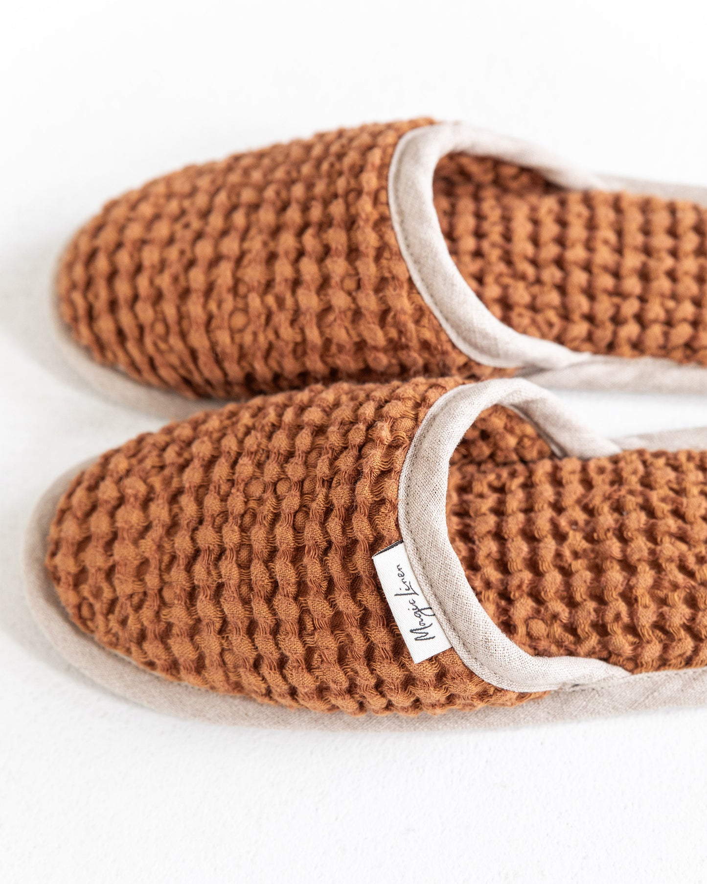 Waffle linen unisex slippers in Cinnamon