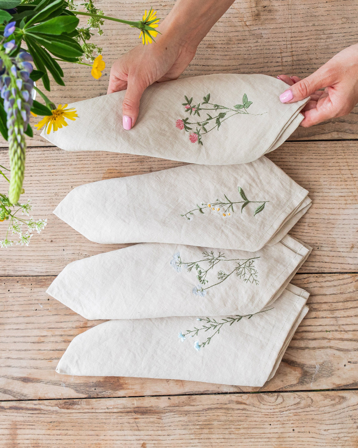 Wildflower embroidered napkin set 4