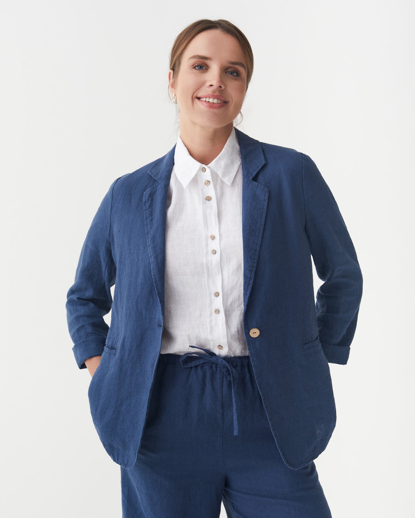 Women's linen blazer PLACID in Deep navy blue | MagicLinen modelBoxOn