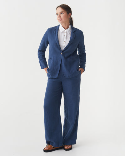 Women's linen blazer PLACID in Deep navy blue | MagicLinen modelBoxOn