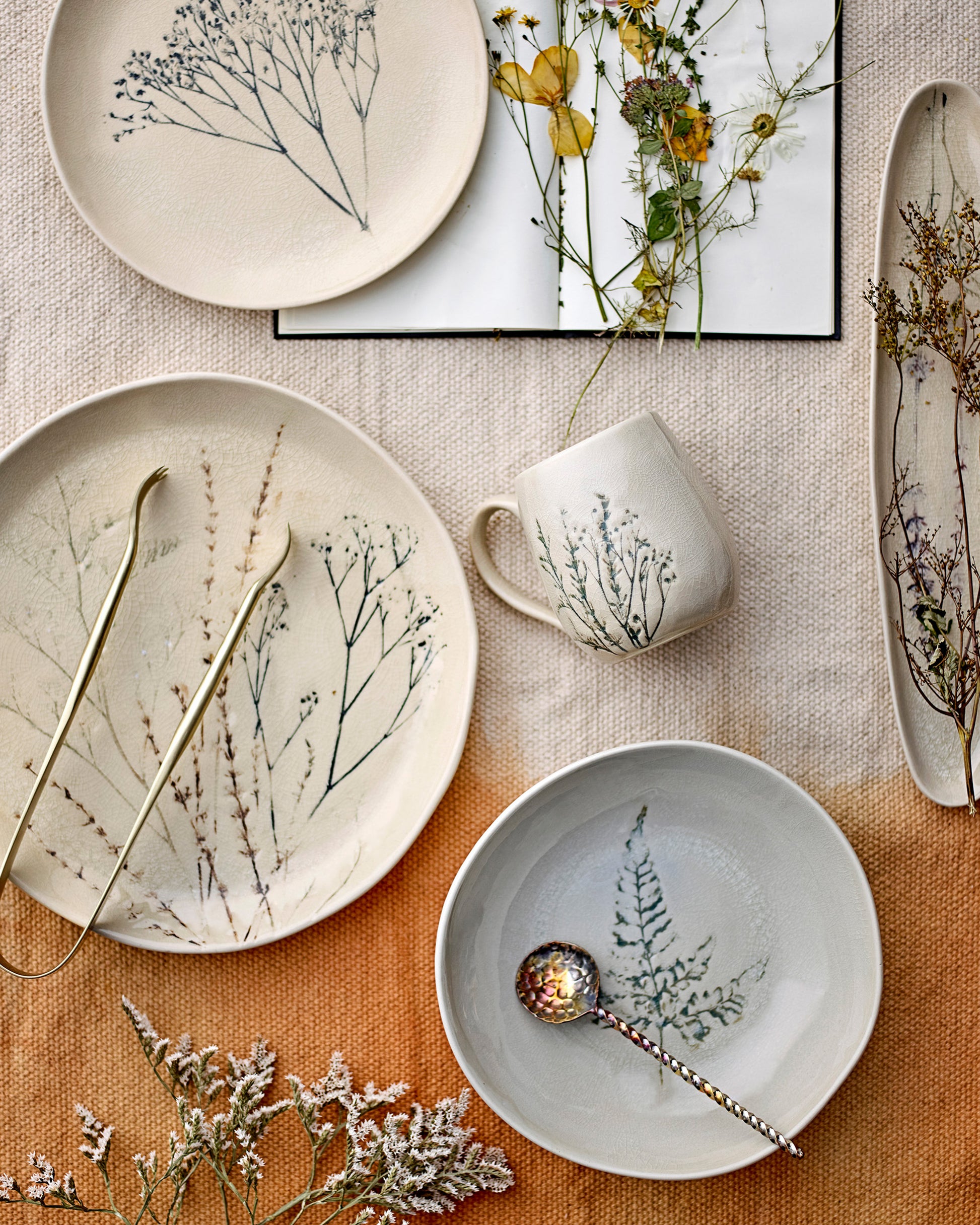 Beige botanical stoneware plate v1 - MagicLinen
