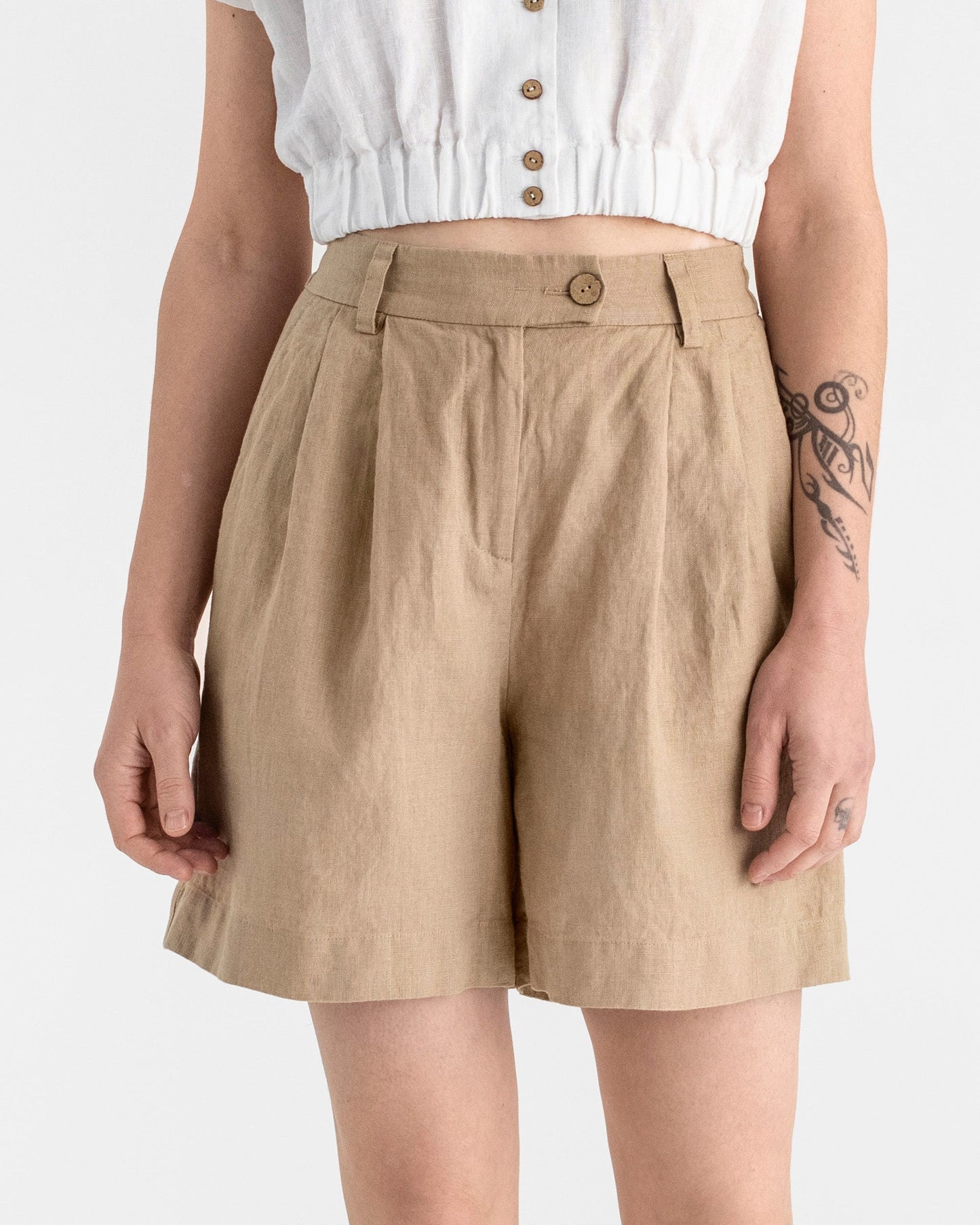 Pleated linen shorts BAGAN in Wheat - MagicLinen