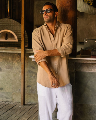 Classic men's linen shirt SINTRA in Wheat - MagicLinen modelBoxOn2