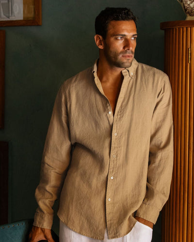 Classic men's linen shirt SINTRA in Wheat - MagicLinen modelBoxOn2