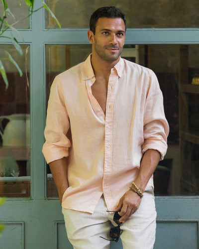 Men's classic linen shirt WENGEN in Light pink - MagicLinen modelBoxOn2