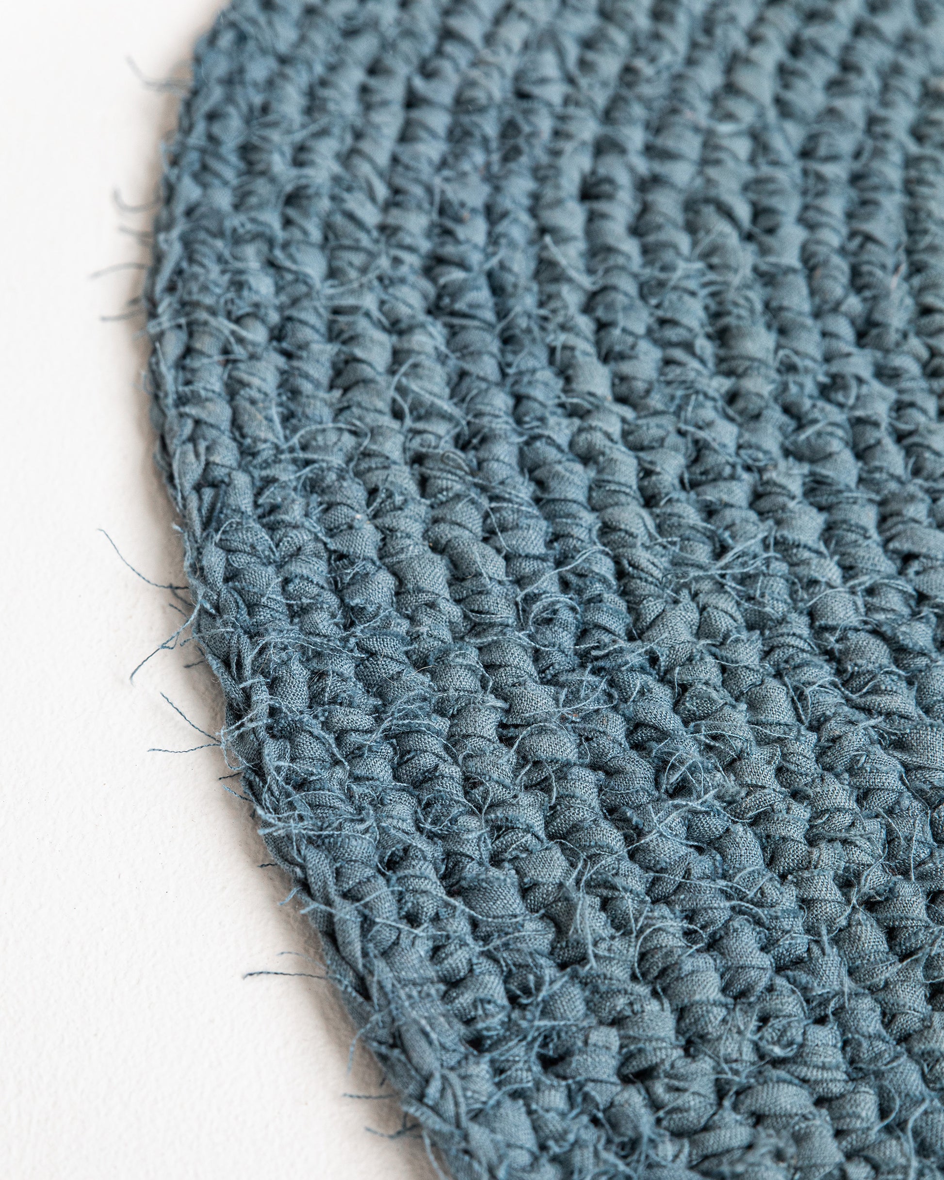 Hand knitted linen rug in Gray blue - MagicLinen