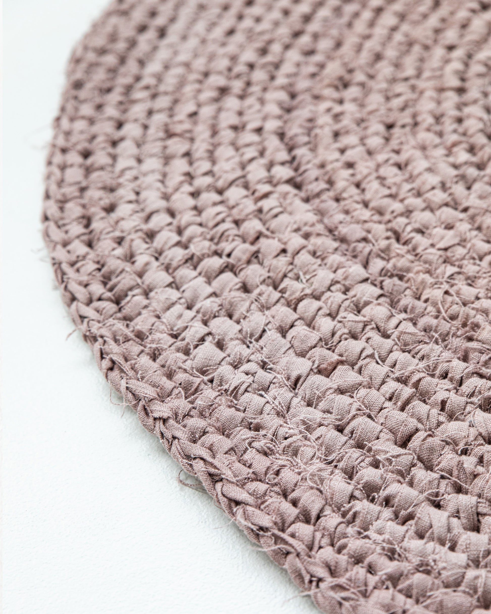 Hand knitted linen rug in Woodrose - MagicLinen