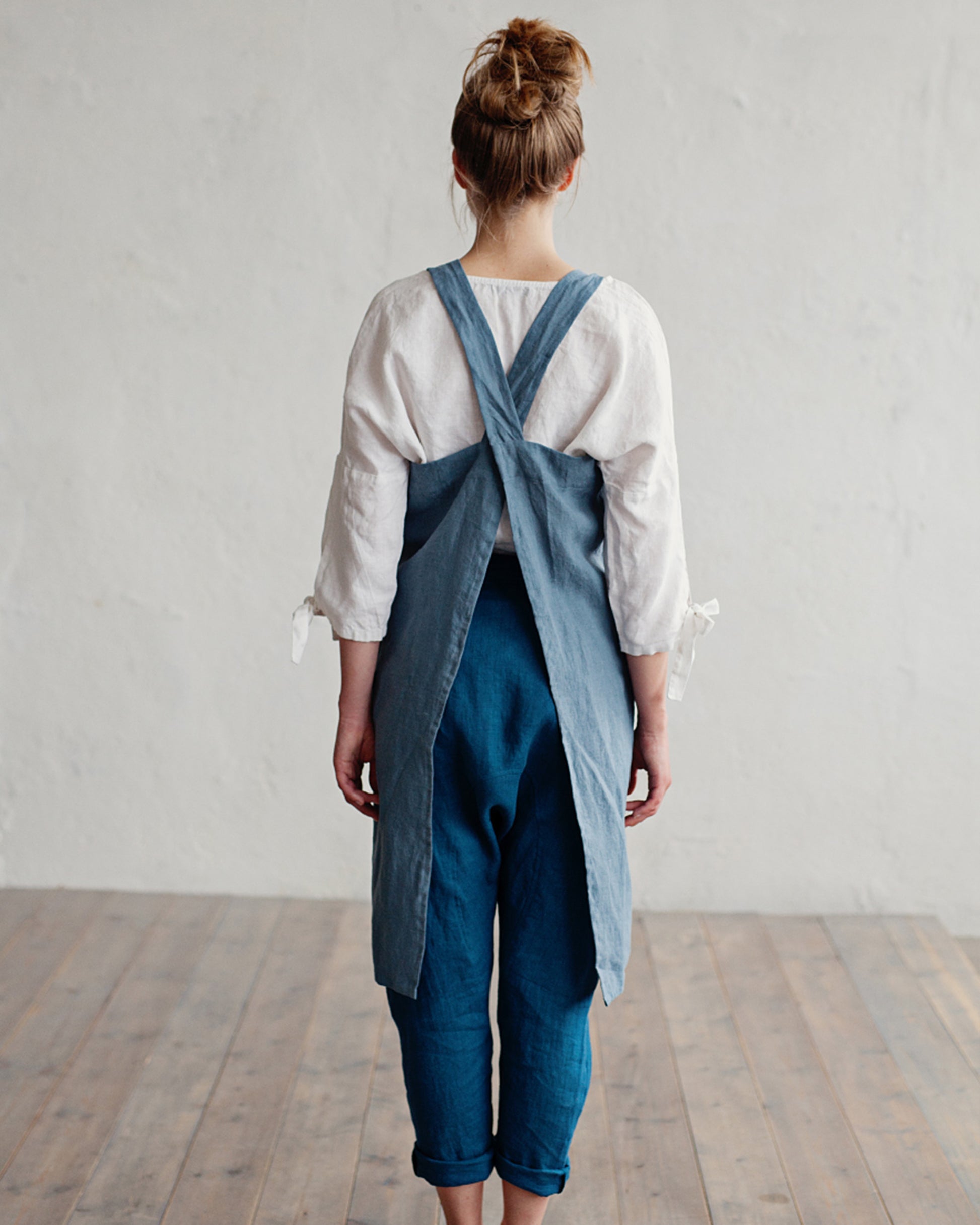 Japanese cross-back linen apron in Gray blue - MagicLinen