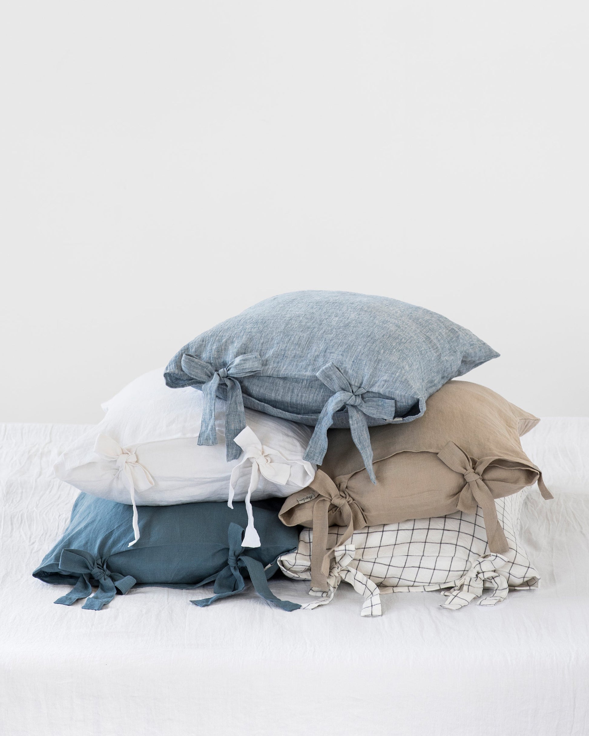 Linen pillowcase with ribbon ties in Blue melange - MagicLinen