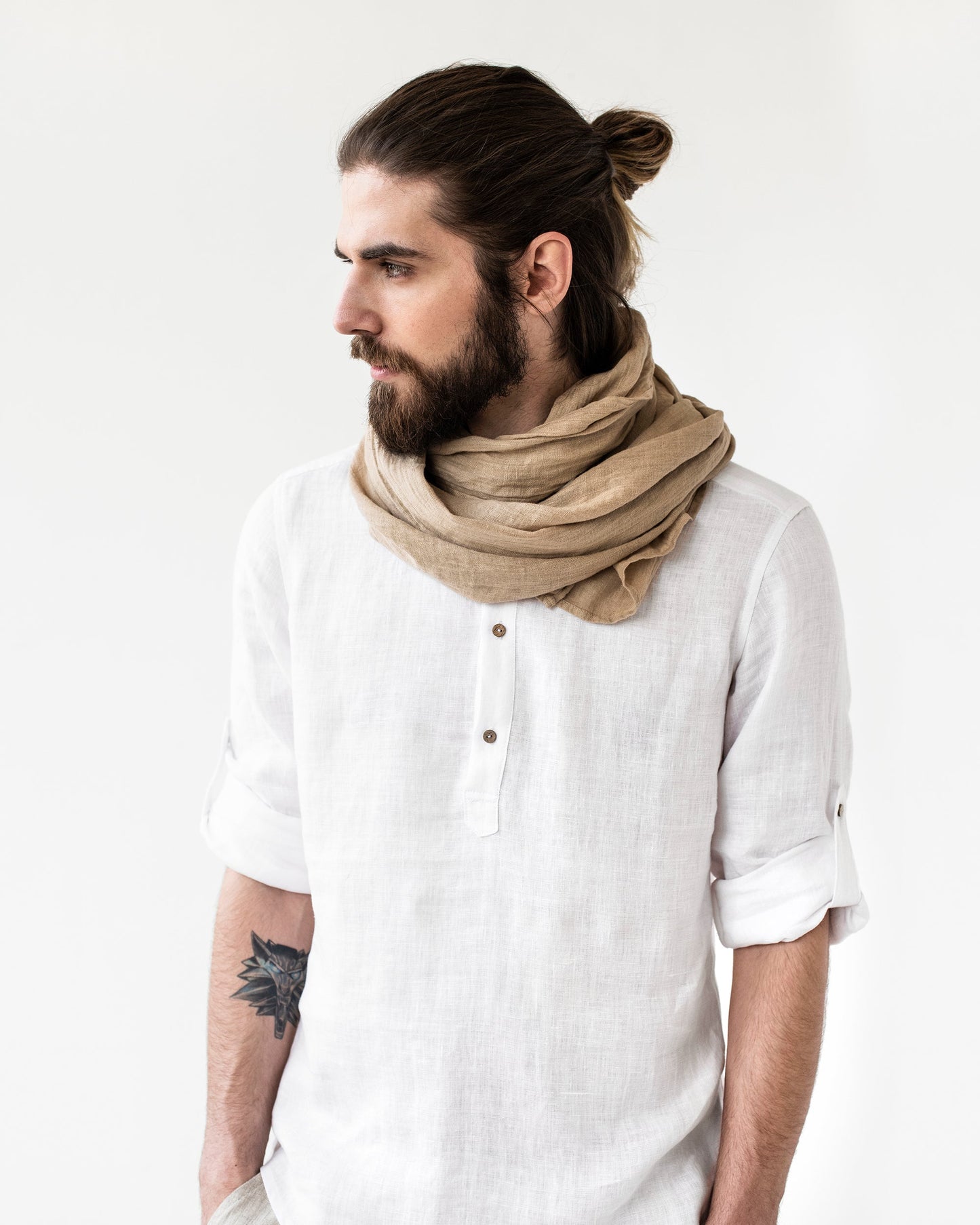 Men's linen scarf in Cappuccino - MagicLinen