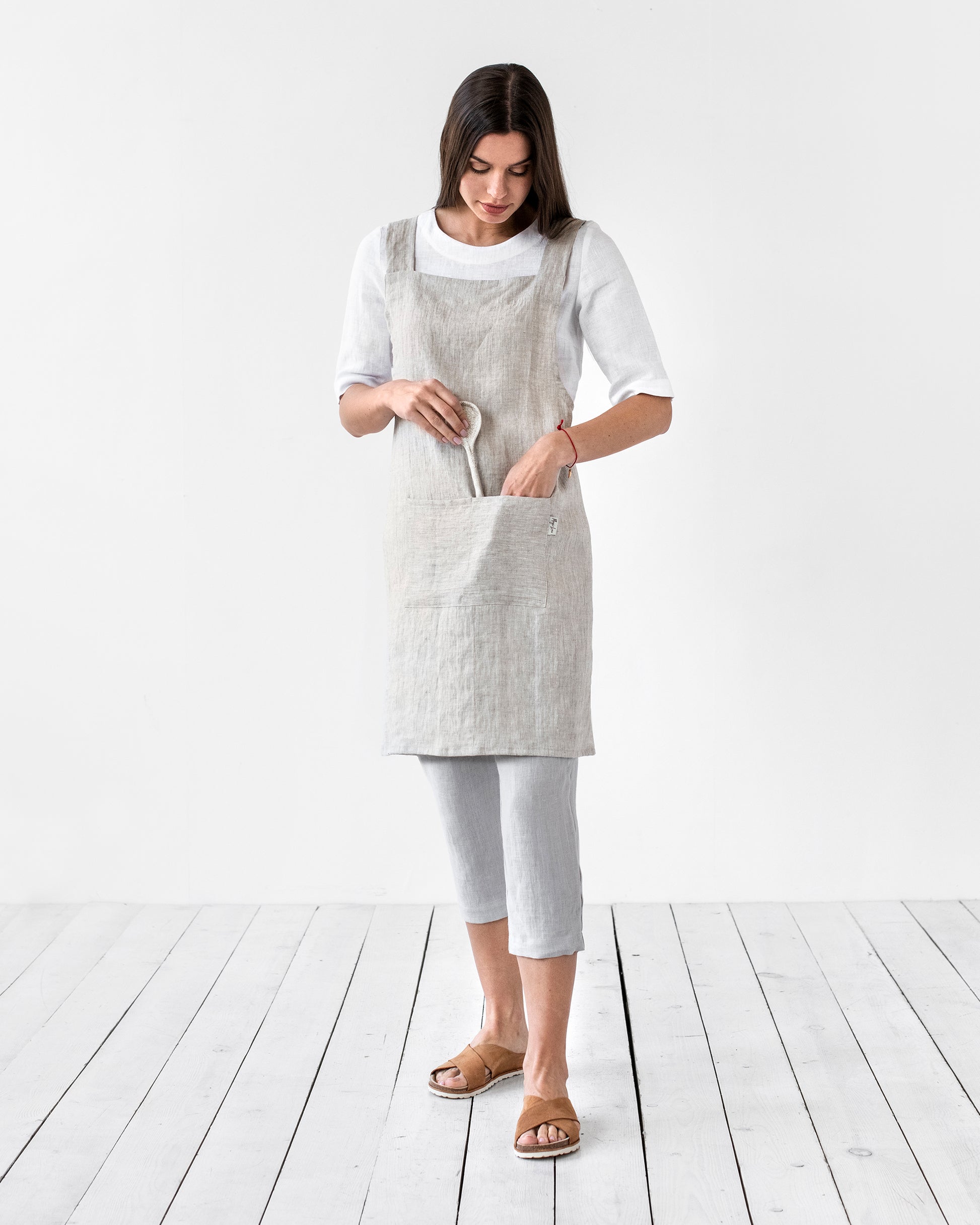 Pinafore cross-back linen apron in Light gray - MagicLinen