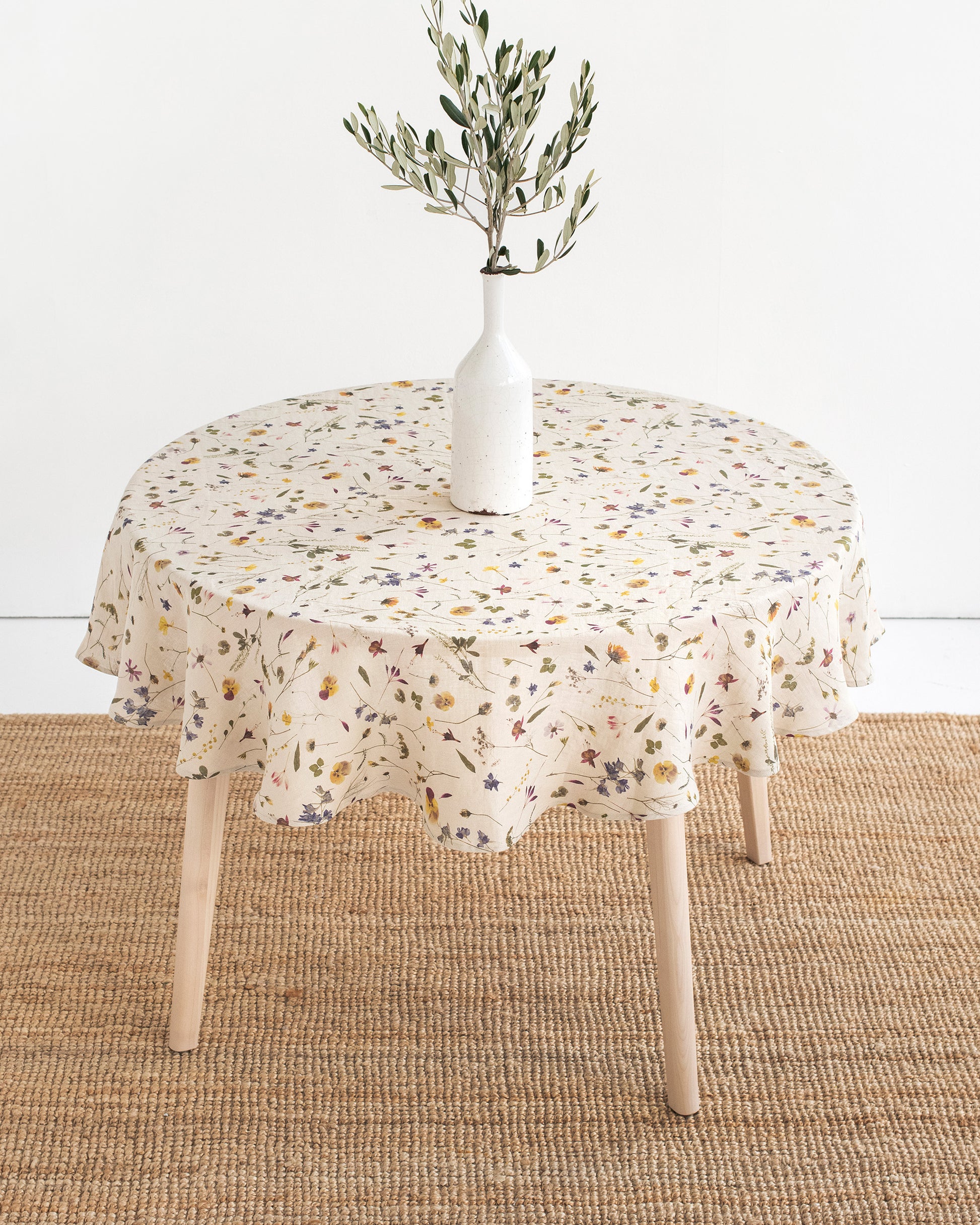 Round linen tablecloth in Botanical Print - MagicLinen